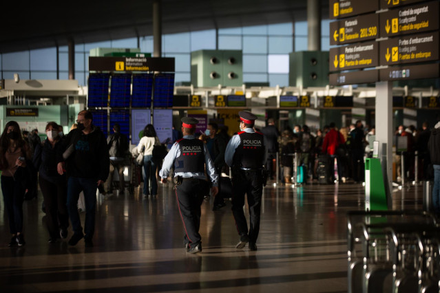 Dos agentes de los Mossos d'Esquadra en el aeropuerto de El Prat, a 19 de noviembre de 2021, en Barcelona, Cataluña (España).
