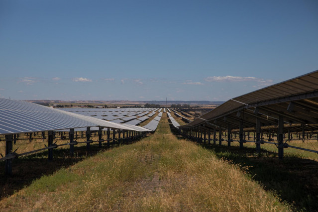 Archivo - La planta solar de Amazon AWS, a 23 de junio de 2021, en Alcalá de Guadaíra, Sevilla (Andalucía, España).