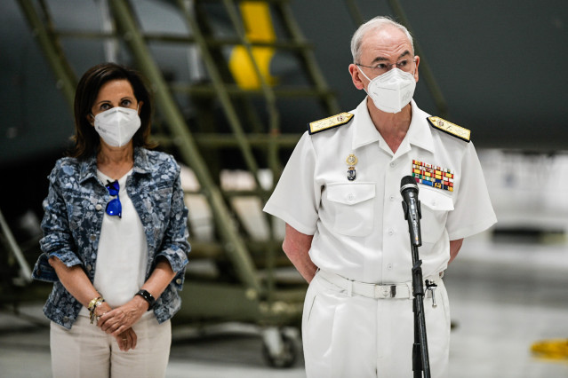 Archivo - El jefe de Estado Mayor de la Defensa (JEMAD), almirante general Teodoro E. López Calderón, junto a la ministra de Defensa, Margarita Robles