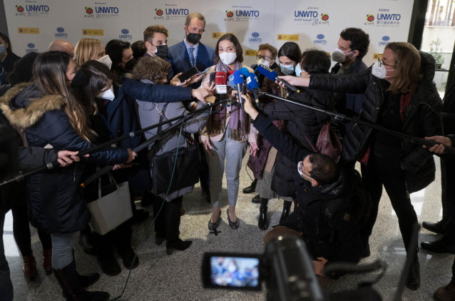 La ministra de Industria, Comercio y Turismo, Reyes Maroto, responde a los medios a su llegada a la inauguración oficial de la 24ª sesión de la Asamblea General de la Organización Mundial del Turismo, a 1 de diciembre de 2021, en Madrid, (España).