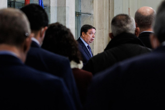 El ministro de Agricultura, Pesca y Alimentación, Luis Planas, a su salida de una rueda de prensa después de su reunión con responsables de los distintos eslabones de la cadena alimentaria, en la sede del Ministerio, a 29 de noviembre de 2021, en Madrid (
