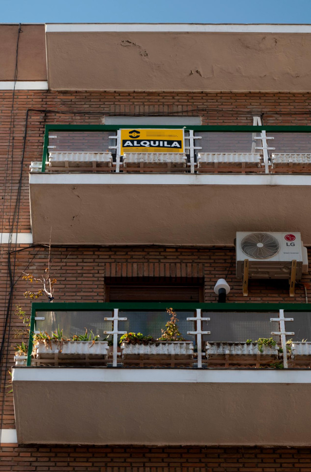 Archivo - Cartel de alquiler en un edificio de la capital