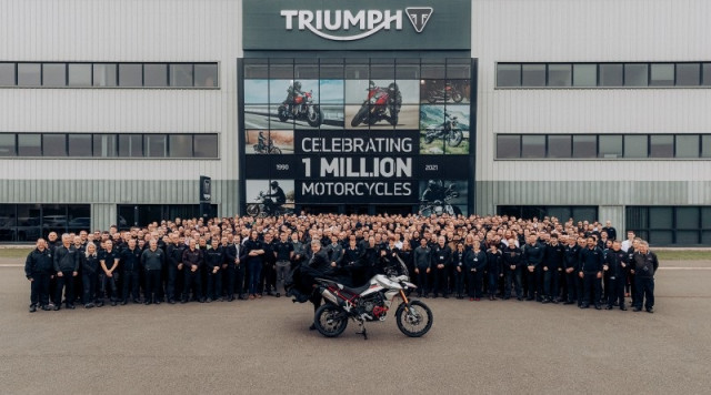 Los trabajadores de Triumph en la sede de Hinckeley en la conmemoración de la motocicleta número un millón