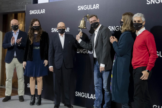 El presidente y fundador de Sngular, José Luis Vallejo, toca la campana que marca el debut de la empresa en BME Growth el miércoles 1 de diciembre de 2021 en el Palacio de la Bolsa de Madrid.