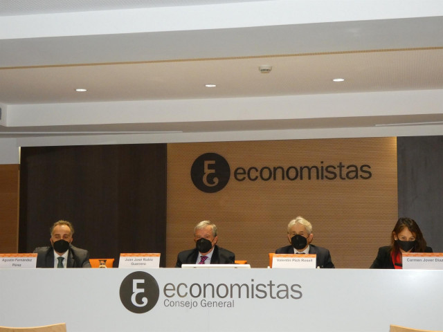 Agustín Fernández, Presidente Del REAF-CGE; Juan José Rubio, Catedrático De La UCLM; Valentín Pich, Presidente Del Consejo General De Economistas; Y Carmen Jover, Vocal Del Consejo Directivo Del REAF-CGE.