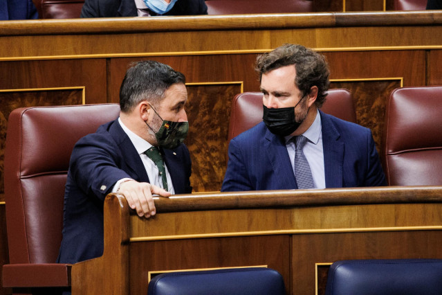 El líder de Vox, Santiago Abascal (i) y el portavoz de Vox en el Congreso, Iván Espinosa de los Monteros (d), en una sesión plenaria en el Congreso