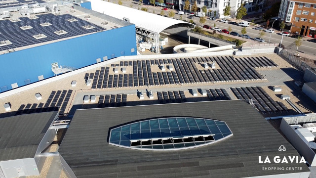 Placas solares en el centro de comercial de La Gavia.