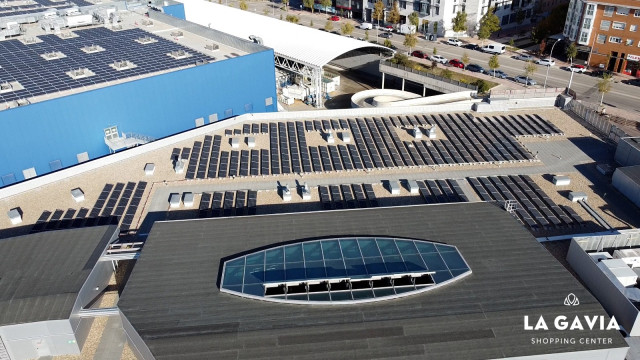 Placas solares en el centro de comercial de La Gavia.