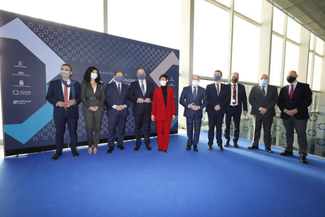 Foto de familia de la ministra Portavoz, Isabel Rodríguez (5i) y alcalde de Albacete, Emilio Sáez (6i), posan en la inauguración del IV Congreso Nacional de Áreas Empresariales, en el Palacio de Congresos `Ciudad de Albacete´, a 1 de diciembre de 2021, en