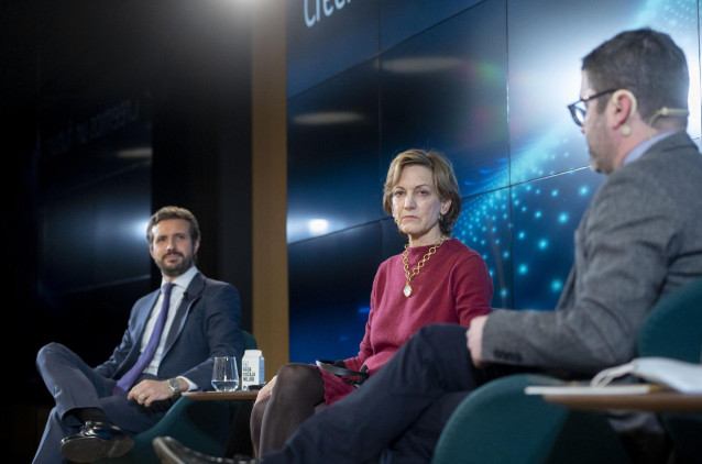 El presidente del PP, Pablo Casado, y la premio Pulitzer y periodista de The Atlantic, Anne Applebaum, en un diálogo bajo el título 