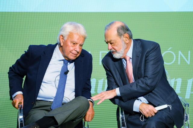 El expresidente del Gobierno Felipe González (i); y el empresario mexicano Carlos Slim, conversan en la segunda jornada de la 26ª edición del Círculo de Montevideo, en Cidade da Cultura, a 30 de noviembre de 2021, en Santiago de Compostela, Galicia, (Espa