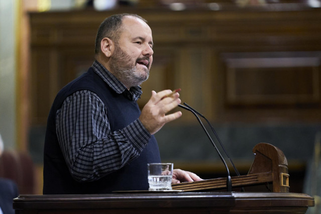 El portavoz de En Comú Podem, Joan Mena, interviene en una sesión plenaria en el Congreso de los Diputados, a 23 de noviembre de 2021, en Madrid, (España).