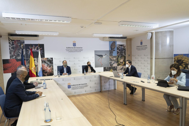 Archivo - El consejero de Transición Ecológica, Lucha contra el Cambio Climático y Planificación Territorial del Gobierno de Canarias, José Antonio Valbuena Alonso (3i), en una reunión con el CEO de la compañía productora de renovables Greenalia, Manuel G