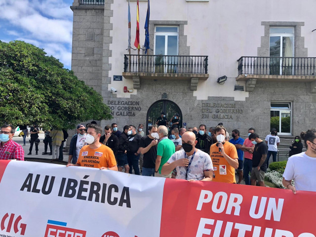 Archivo - Concentración de trabajadores de Alu Ibérica en A Coruña