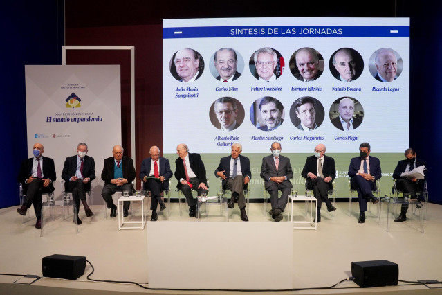 (I-D) El periodista Carlos Pagni; el exministro de Justicia Alberto Ruiz-Gallardón; exsecretario general iberoamericano Enrique Iglesias; el expresidente chileno Ricardo Lagos; el expresidente de Uruguay Julio María Sanguinetti; el expresidente del Gobier
