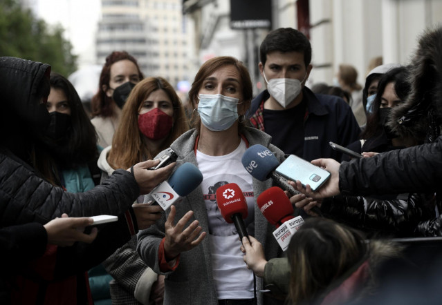 Archivo - La candidata de Más Madrid a la Presidencia de la Comunidad de Madrid, Mónica García, acompañada de la número 7 en la lista para la Asamblea regional, Loreto Arenillas (i), y del número 2 en la lista, Pablo Gómez Perpinyà (d), ofrece declaracion