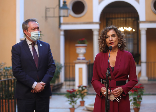 El alcalde de Sevilla y secretario general del PSOE-A, Juan Espadas, y la ministra de Hacienda, María Jesús Montero, este miércoles en un acto en la ciudad.