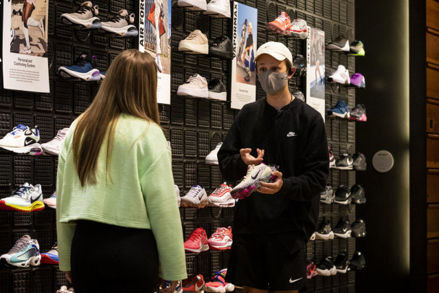 Archivo - Dependiente de tienda Nike
