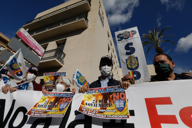 Varias personas con carteles del sindicato SUP de Murcia, participan en una concentración contra la reforma de la ‘Ley Mordaza’, frente a la Delegación del Gobierno, a 24 de noviembre de 2021, en Madrid, (España)