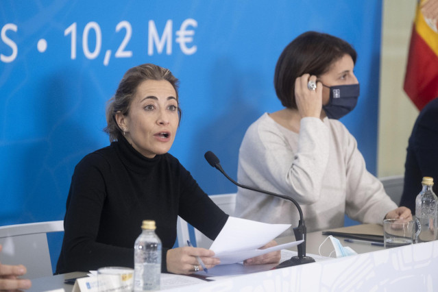 La ministra de Transportes, Movilidad y Agenda Urbana, Raquel Sánchez (i), durante el acto de firma de los acuerdos del Plan de Vivienda para Áreas de Regeneración y Renovación Urbana y Rural con distintos municipios gallegos, en la Cidade de la Cultura,