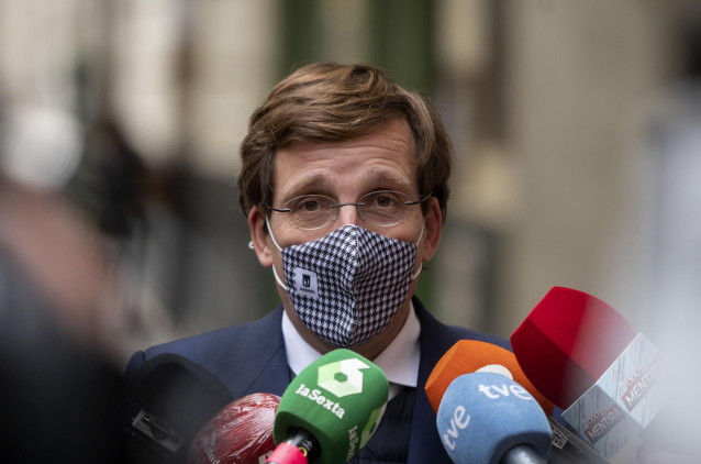 El alcalde de Madrid, José Luis Martínez-Almeida, responde a los medios a su llegada a la clausura de las XIX Jornadas de Medio Ambiente y Desarrollo Sostenible, en la Escuela de Posgrado de la Universidad Camilo José Cela, a 23 de noviembre de 2021, en M
