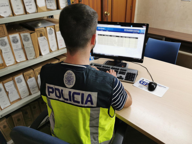 Archivo - Agentes del Cuerpo Nacional de Policía en tareas de investigación