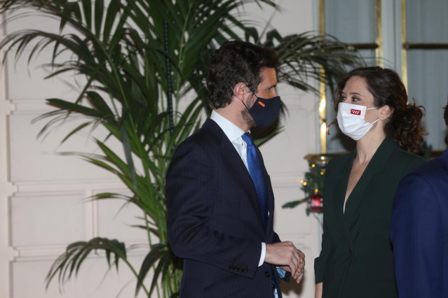 El presidente del PP, Pablo Casado, y la presidenta de la Comunidad de Madrid, Isabel Díaz Ayuso, conversan a su llegada a la presentación del libro del expresidente Mariano Rajoy, en el Real Casino de Madrid, a 1 de diciembre de 2021, en Madrid (España)