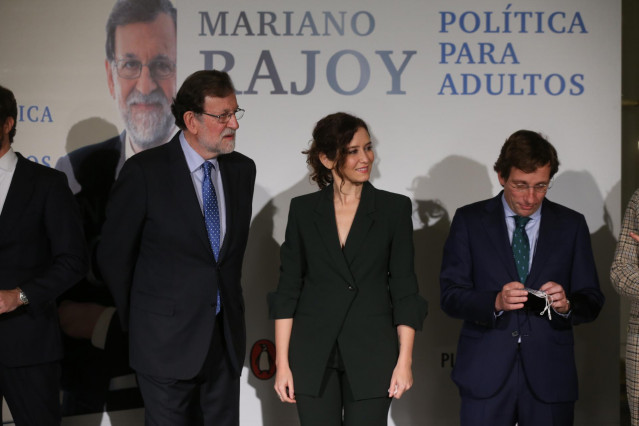 El expresidente del Gobierno Mariano Rajoy; la presidenta de la Comunidad de Madrid, Isabel Díaz Ayuso, y el alcalde de Madrid, José Luis Martínez-Almeida, posan durante la presentación del libro ‘La política para adultos' de Rajoy.