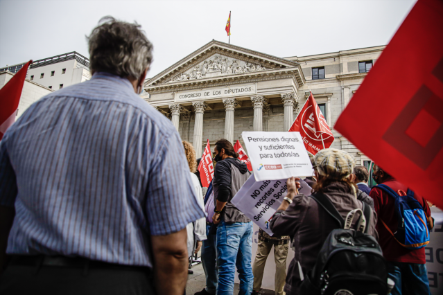 Archivo - Un grupo de pensionistas se reúne frente al Congreso de los Diputados durante una concentración convocada por CCOO y UGT con motivo del Día Internacional de las personas mayores, a 1 de octubre de 2021