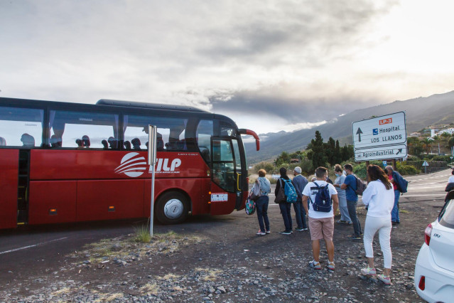 Archivo - Varias personas hacen cola para subir a un autobús para turistas que se dirige a la iglesia de Tajuya, a 29 de octubre de 2021, en La Palma, Canarias (España). El Cabildo de La Palma y la dirección del Pevolca han puesto en marcha este puente de