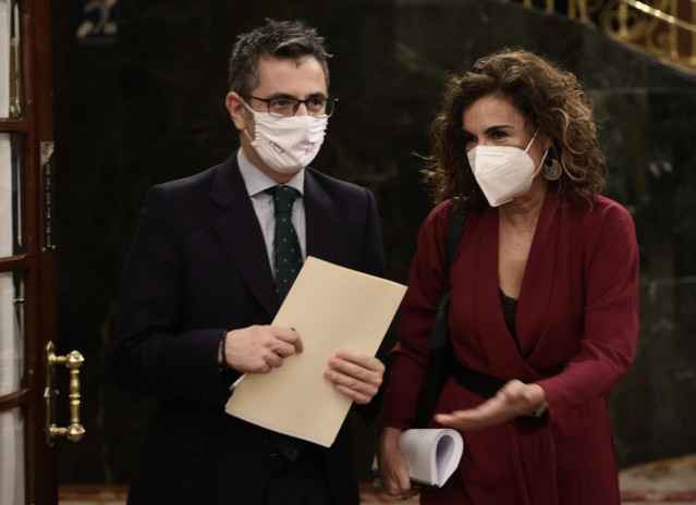 El ministro de Presidencia, Relaciones con las Cortes y Memoria Democrática, Félix Bolaños, y la ministra de Hacienda y Política Territorial, María Jesús Montero, conversan a su llegada a una sesión plenaria, en el Congreso de los Diputados, a 1 de diciem
