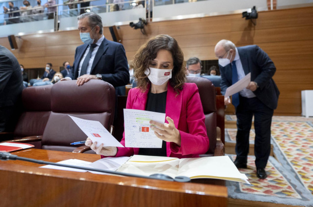 La presidenta de la Comunidad, Isabel Díaz Ayuso, en un pleno de la Asamblea de Madrid, a 2 de diciembre de 2021, en Madrid (España). Para este pleno está previsto el debate de las enmiendas a los Presupuestos regionales presentadas por Más Madrid, PSOE y