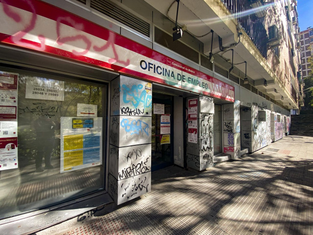 Oficina de Empleo ubicada en la capital, a 3 de noviembre de 2021, en Madrid, (España). El número de parados registrados en las oficinas de los servicios públicos de empleo (antiguo Inem) ha bajado en 734 desempleados en el mes de octubre (-0,02%). Eso su