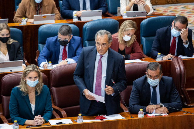 Archivo - El consejero de Educación, Ciencia y Universidades de la Comunidad de Madrid, Enrique Ossorio, en una sesión de control al Gobierno de la región, en la Asamblea de Madrid, a 14 de octubre de 2021, en Madrid, (España). Durante este pleno se debat