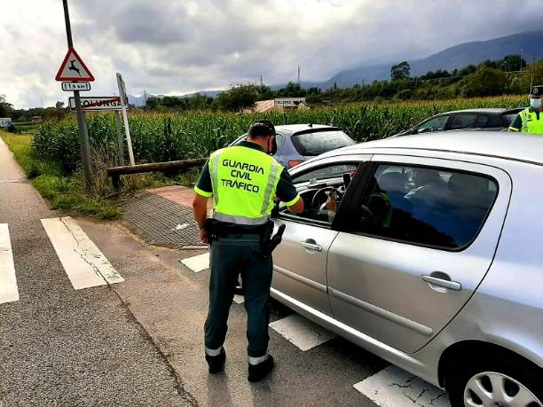 Archivo - Control de la Guardia  Civil de Tráfico en Asturias.