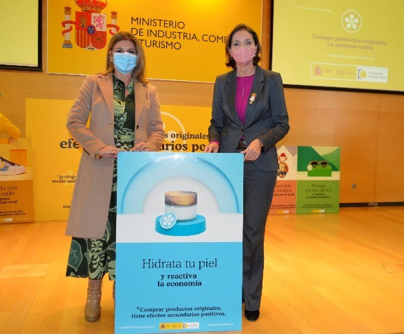La ministra de Industria, Reyes Maroto, y la directora general de Stanpa, Val Díez