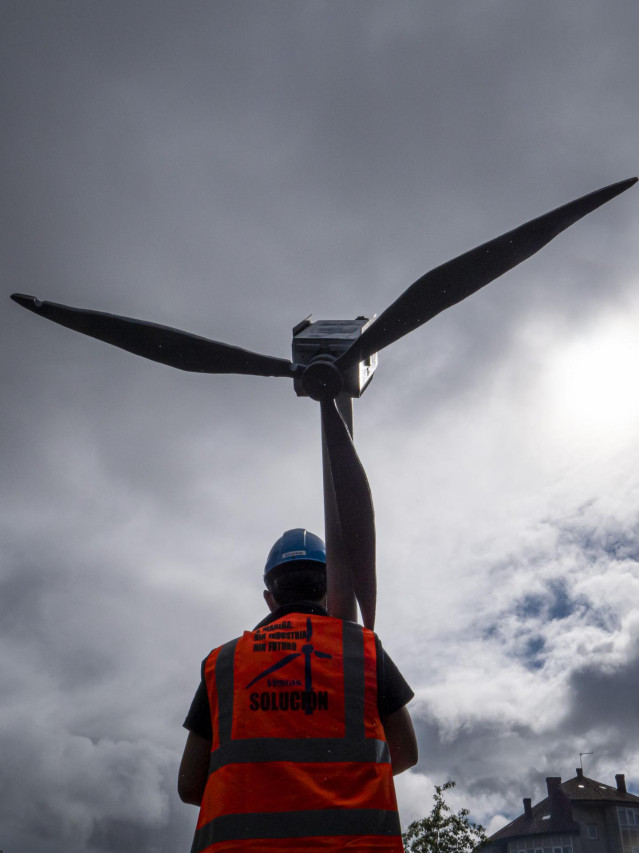 Archivo - Un trabajador de Vestas lleva un molino en una marcha contra el cierre de la fábrica de Viveiro (Lugo) que afectaría a 115 personas, a 5 de octubre de 2021, en Santiago de Compostela, Galicia, (España). Bajo el lema ‘Vestas solución: polo futuro