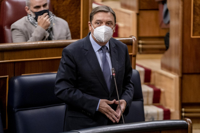 El ministro de Agricultura, Pesca y Alimentación, Luis Planas, interviene en una sesión plenaria, en el Congreso