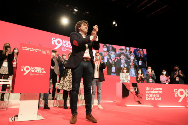 El nuevo secretario general del PSE-EE, Eneko Andueza, en la segunda jornada del IX Congreso del PSE-EE, en el Palacio Euskalduna de Bilbao, a 18 de noviembre de 2021, en Bilbao, Euskadi (España).