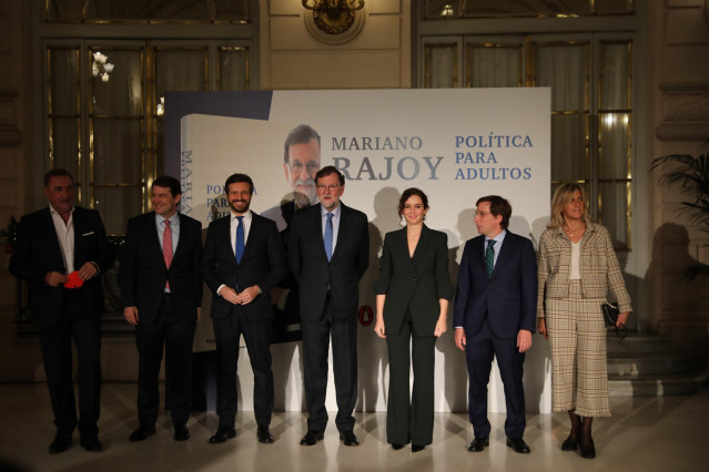 El  presidente del PP, Pablo Casado (3i); el expresidente Mariano Rajoy (4i); la presidenta de la Comunidad, Isabel Díaz Ayuso (3d), y el alcalde de Madrid, José Luis Martínez-Almeida (2d), durante la presentación del libro ‘La política para adultos’