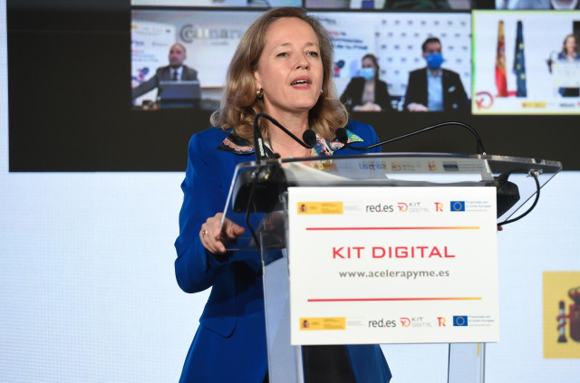 La vicepresidenta primera y ministra de Asuntos Económicos, Nadia Calviño, interviene en la presentación del Kit Digital, en Ifema Madrid, a 24 de noviembre de 2021, en Madrid (España).