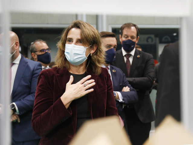 La vicepresidenta tercera y ministra para la Transición Ecológica y el Reto Demográfico, Teresa Ribera, saluda a su llegada a la inauguración de la exposición de la Feria Internacional de Energía y Medioambiente, Genera 2021 en la Feria de Madrid, IFEMA,