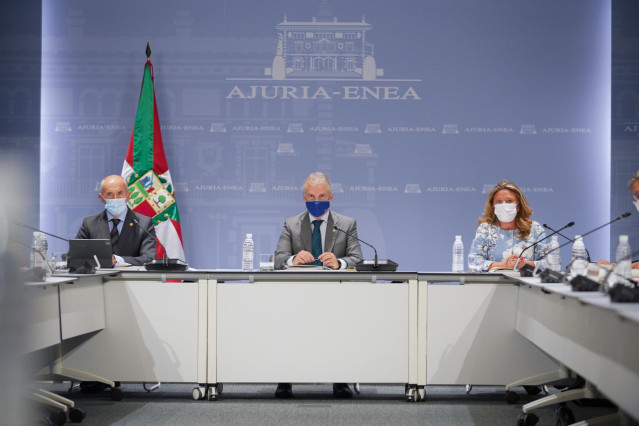 Archivo - El Lehendakari, Iñigo Urkullu (c), y la consejera de Salud del Departamento vasco, Gotzone Sagardui (d), presiden la reunión del Comité Asesor del Plan de Protección Civil de Euskadi (LABI), a 5 de octubre de 2021, en Vitoria-Gasteiz