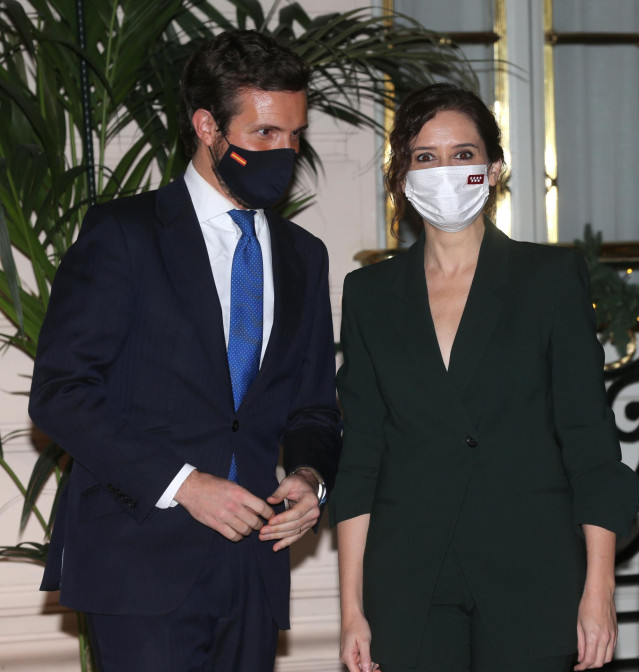 El líder del PP, Pablo Casado, y la presidenta de la Comunidad de Madrid, Isabel Díaz Ayuso, conversan a su llegada a la presentación del libro ‘La política para adultos’ del expresidente Mariano Rajoy, en el Casino de Madrid, a 1 de diciembre de 2021