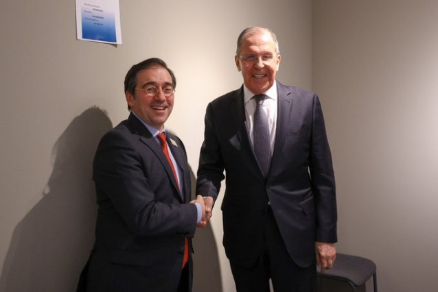 El ministro de Asuntos Exteriores, José Manuel Albares, se reúne con su homólogo ruso, Sergei Lavrov, en los márgenes de la cumbre de la  OSCE en Estocolmo