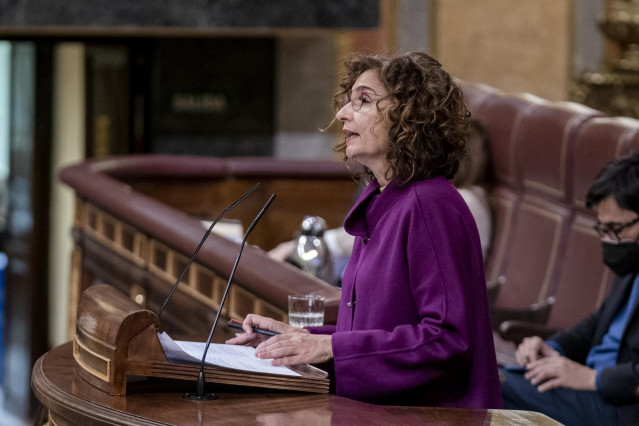 La ministra de Hacienda, María Jesús Montero, en una sesión plenaria en el Congreso de los Diputados, a 2 de diciembre de 2021, en Madrid (España).