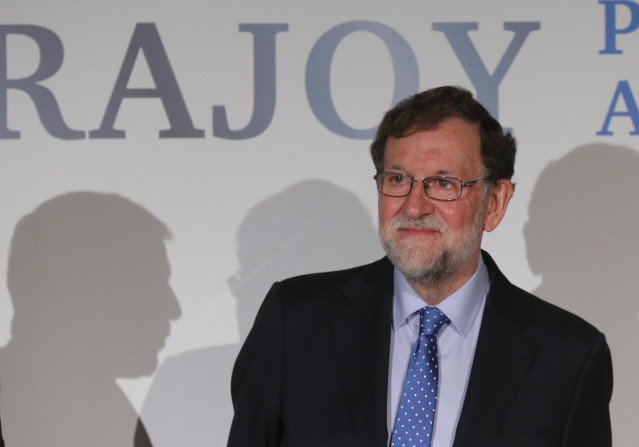 El expresidente del Gobierno Mariano Rajoy, posa en la presentación de su libro ‘La política para adultos’, en el Real Casino de Madrid, a 1 de diciembre de 2021, en Madrid (España).