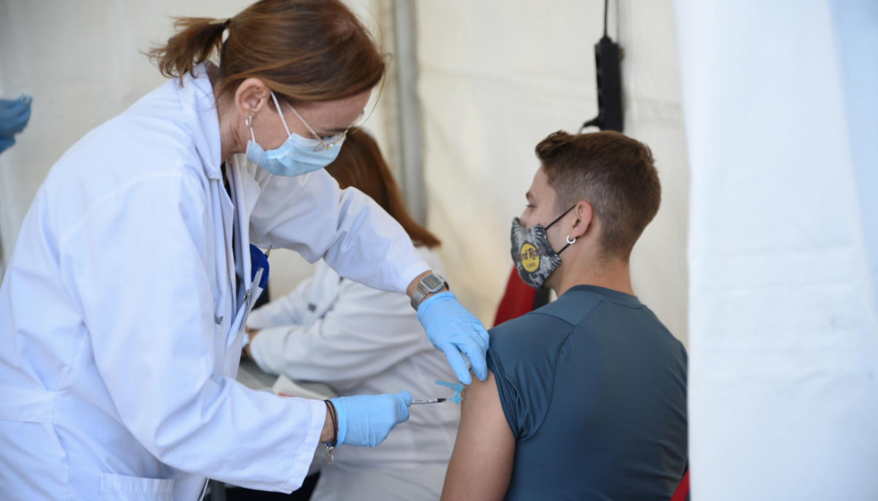 Un joven acude a recibir la vacuna contra el Covid-19, en un punto de vacunación instalado con motivo del Festival de Les Arts, a 4 de noviembre de 2021, en Valencia, Comunidad Valenciana (España).