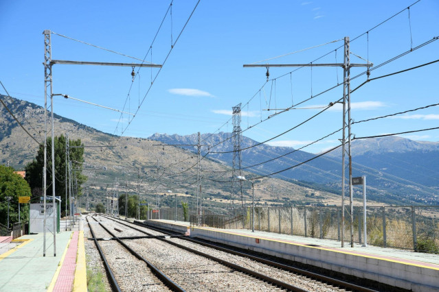 Archivo - Catenaria en el tramo Cercedilla-Segovia.