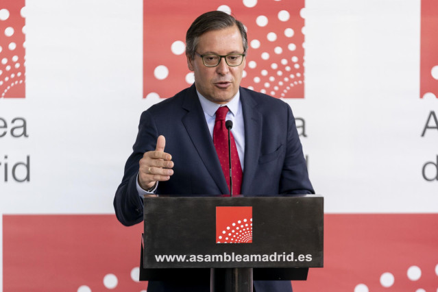 El portavoz del PP en la Asamblea de Madrid, Alfonso Serrano, ofrece una rueda de prensa antes de una sesión de control al Gobierno regional en la Asamblea, a 4 de noviembre de 2021, en Madrid, (España).  El Pleno de la Asamblea de Madrid de este jueves c
